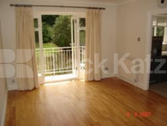 			AMAZING LOCATION!!!, 2 Bedroom, 1 bath, 1 reception Apartment			 Cresent Road, CROUCH END N8